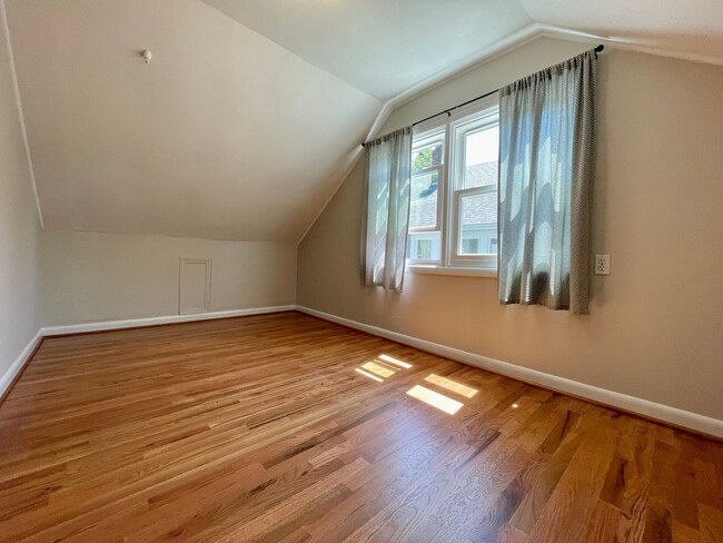 Building Photo - Charming Montavilla 4-bed Updated Cottage ...
