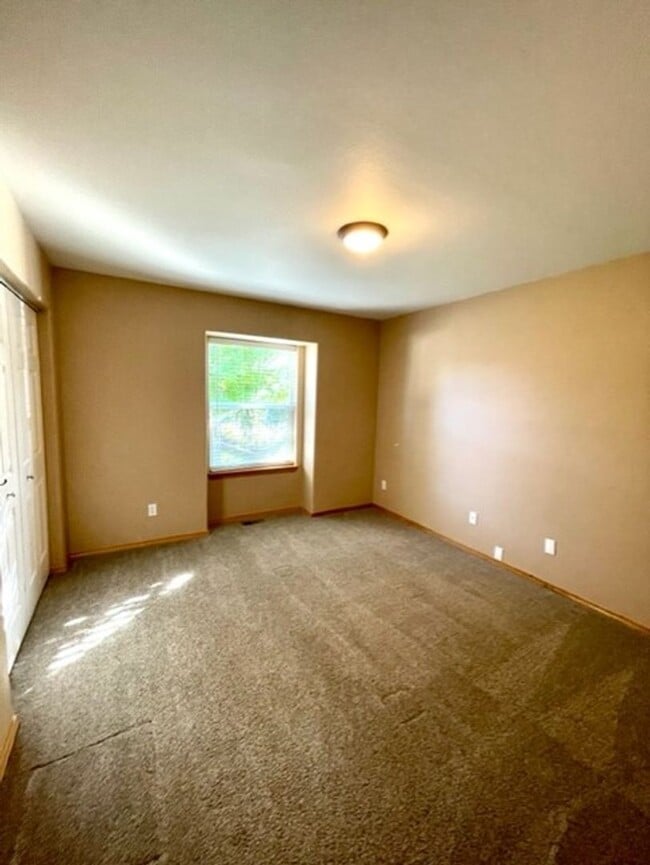 Building Photo - Single level home in NE Bend with great up...