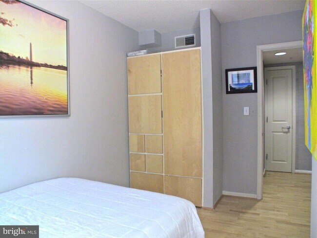 Building Photo - Available Now! Logan Circle! High End, 2 B...