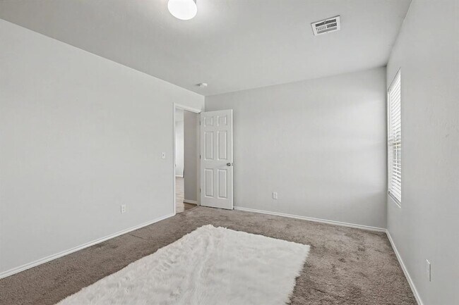 Building Photo - 1007 N Deer Ct Way