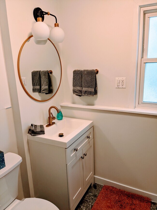 Bath Sink - 308 Seaview St