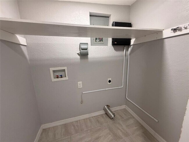 Building Photo - 5208 Hill Dr