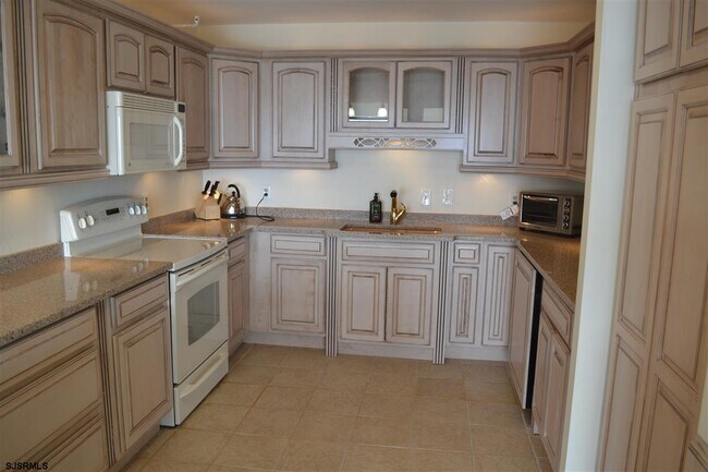 Building Photo - 236 N Derby Ave