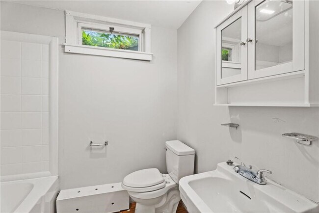 Building Photo - 924 Danby Rd