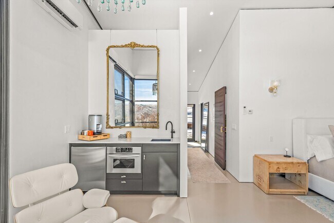 Building Photo - 2700 Juniper Hill Rd