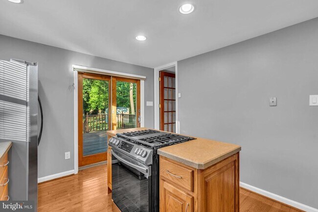 Building Photo - 165 Lakeview Dr S