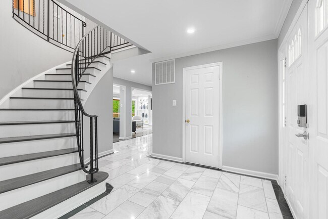 Building Photo - 820 Ridge Dr
