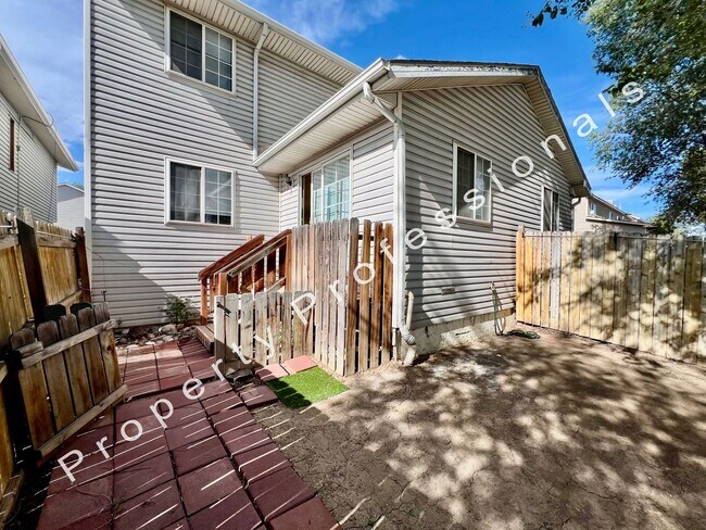 Building Photo - 1015 Domelby Ct