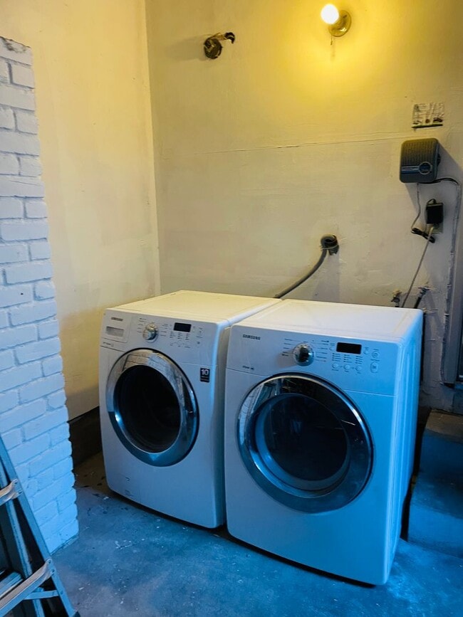 Building Photo - 3 bed /2 bath home in East Sac