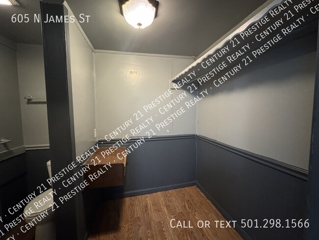 Building Photo - 605 N James St
