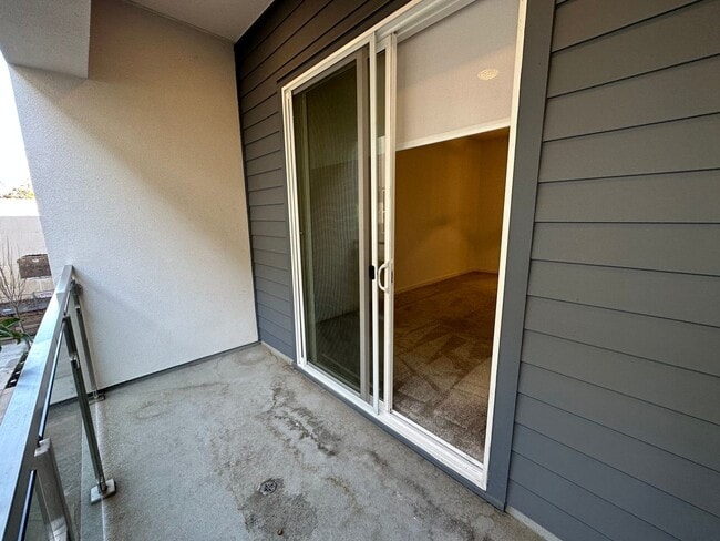 Building Photo - Newer Construction - Multi-Level Home with...