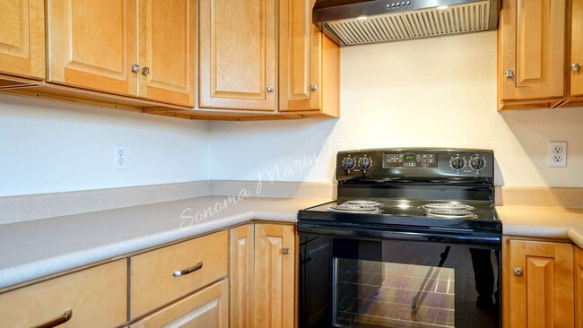 Building Photo - Lovely 3 Bedroom Townhouse ~ Water Included