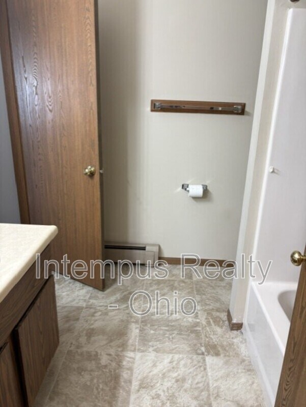 Building Photo - 7465 Huntington Dr