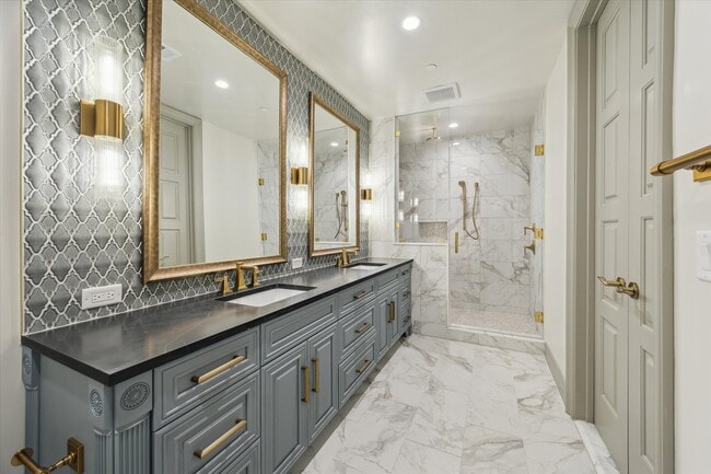 Building Photo - 1717 Bissonnet St