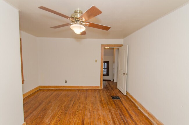 Building Photo - 3 Bedroom, 1.5 bath Home: Available July 2026!