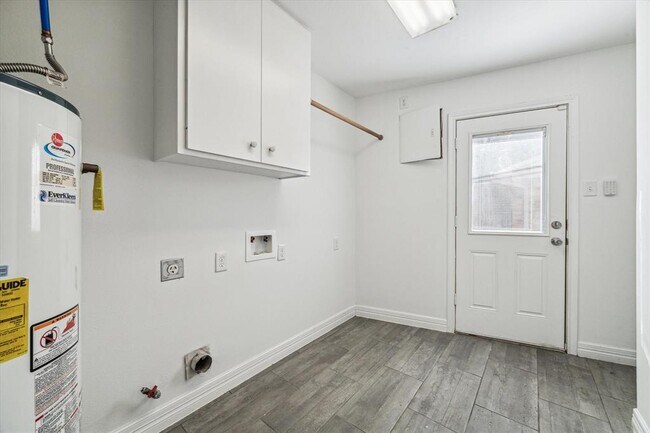 Building Photo - 5511 Caversham Dr