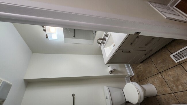 Building Photo - 653 Hale Ct