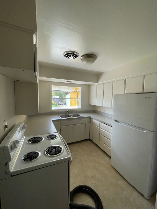 Building Photo - Updated Bungalow in Forest Grove!