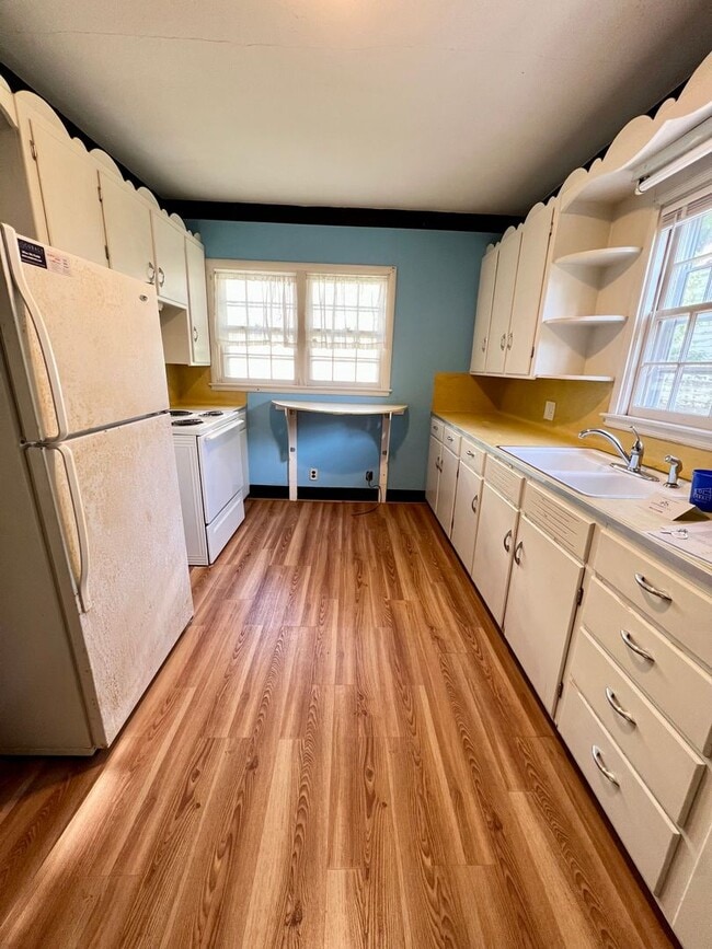 Building Photo - Great 3 Bedroom Near Aggieville & KSU! Pre Leasing for 2026-2027 School Year!