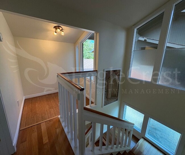 Building Photo - Three Bedroom Townhome Near Country Club G...