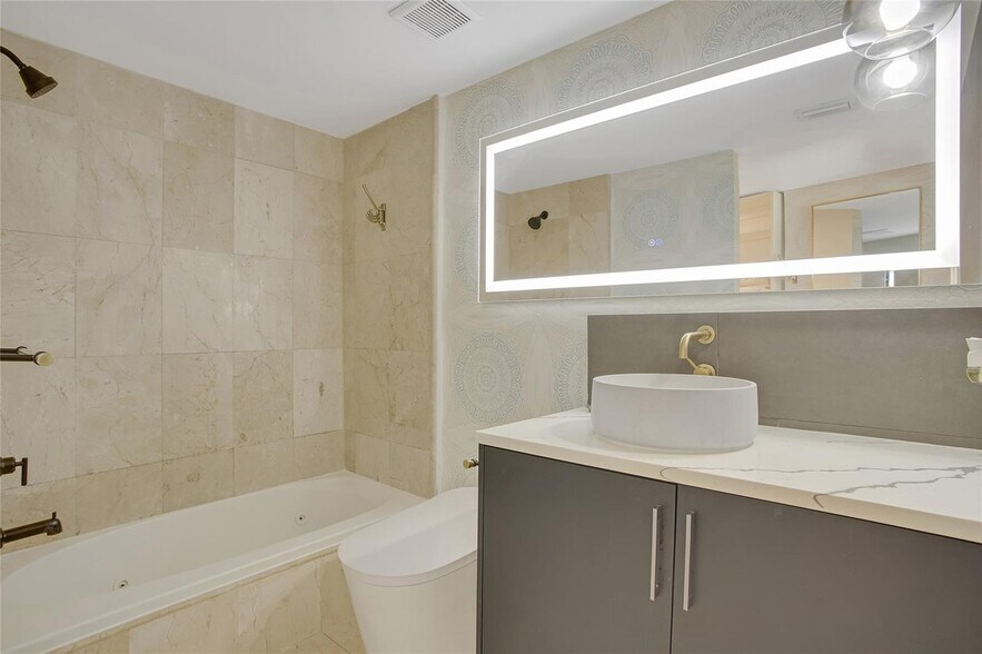 Building Photo - 1528 Brickell Ave