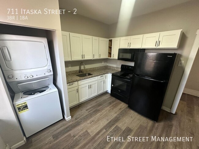 Building Photo - Spacious Three-Bedroom Apartment On The So...