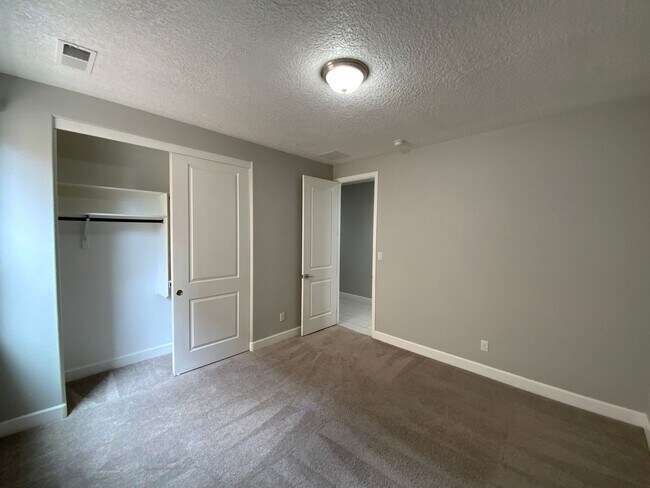 Building Photo - 3 Bedroom & An Office Luxury Home Availabl...