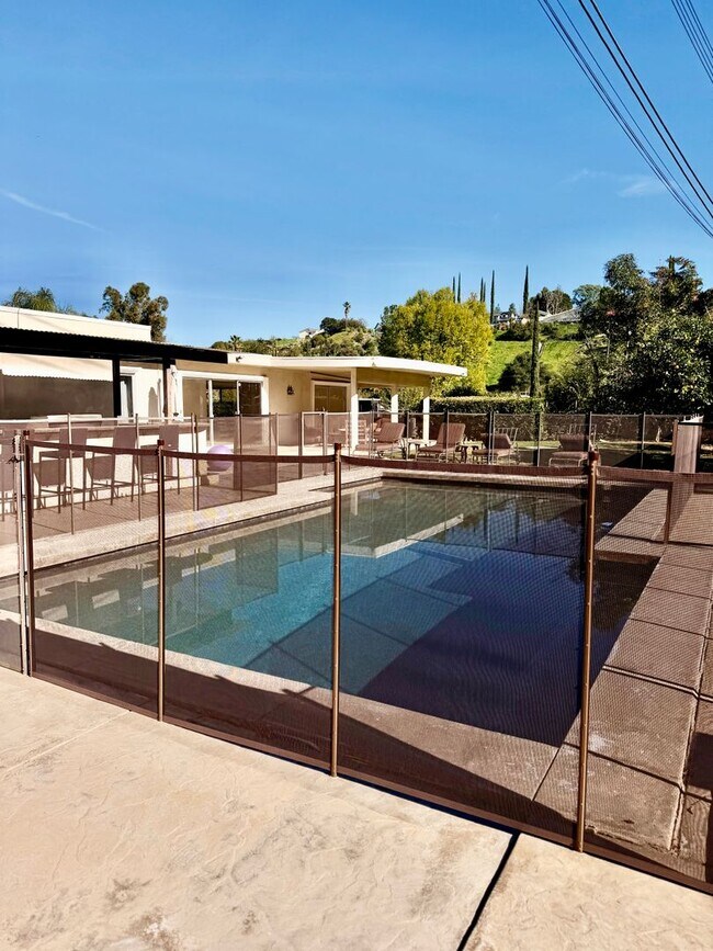 Building Photo - Gorgeous Tarzana Home