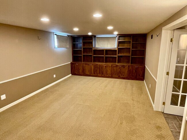 Building Photo - Coveted Laurelhurst Craftsman, Detached Garage, A/C, Hardwoods...A Rare Listing!