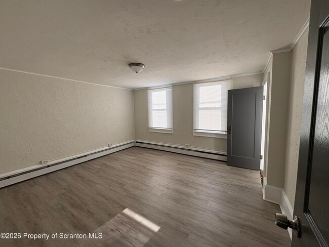 Building Photo - 513 Oak St