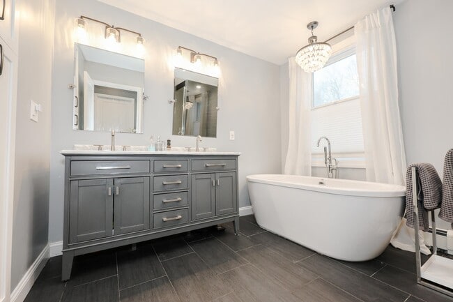 Building Photo - 395 Critchett Rd