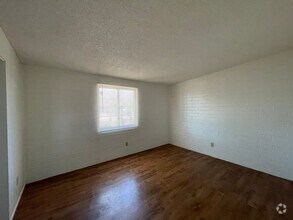 Building Photo - Central 2 bedroom 1 bath unit with Fenced ...