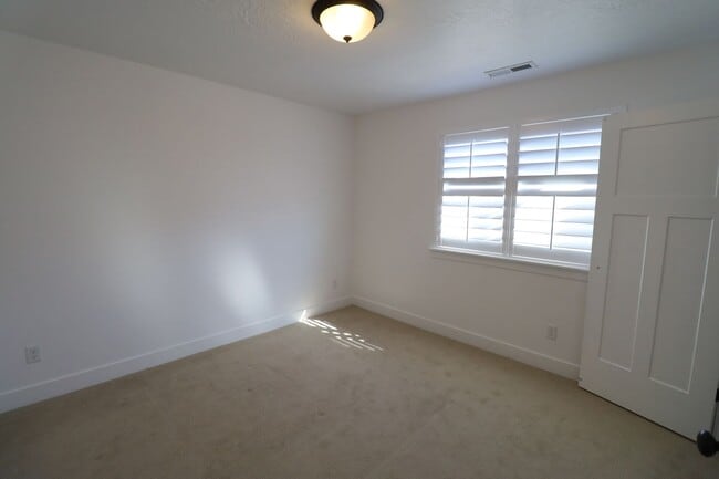 Building Photo - Upgraded Pet Friendly Lehi townhome