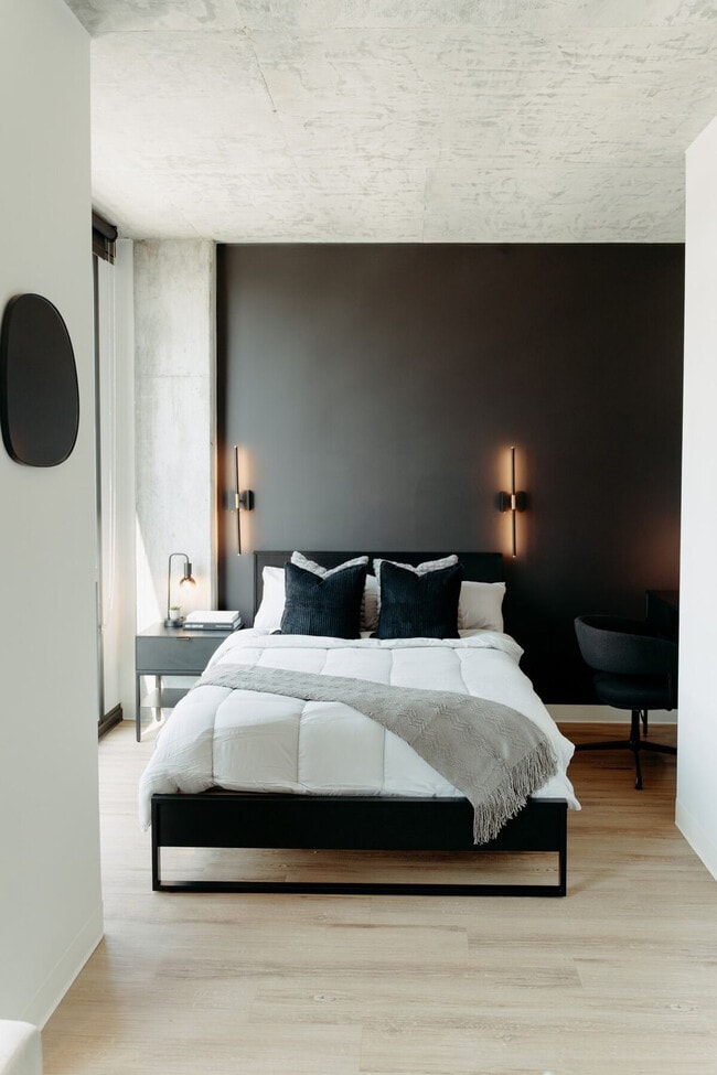 Building Photo - 755 S Clark St