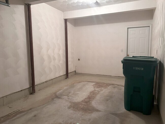 Building Photo - 933 Varnum Ave