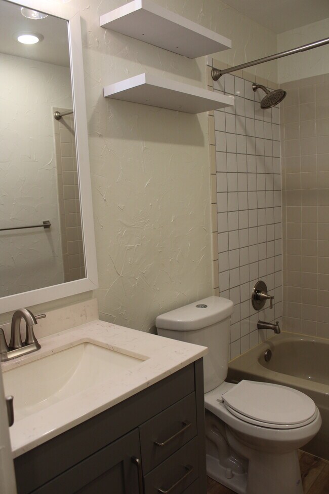 Building Photo - 2106 Rainbow Dr