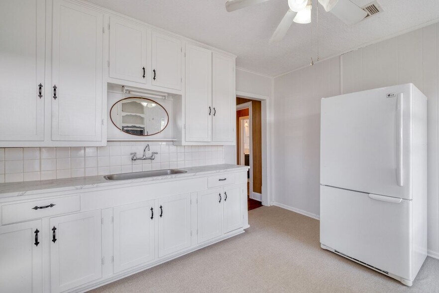 Building Photo - 710 N Ave H