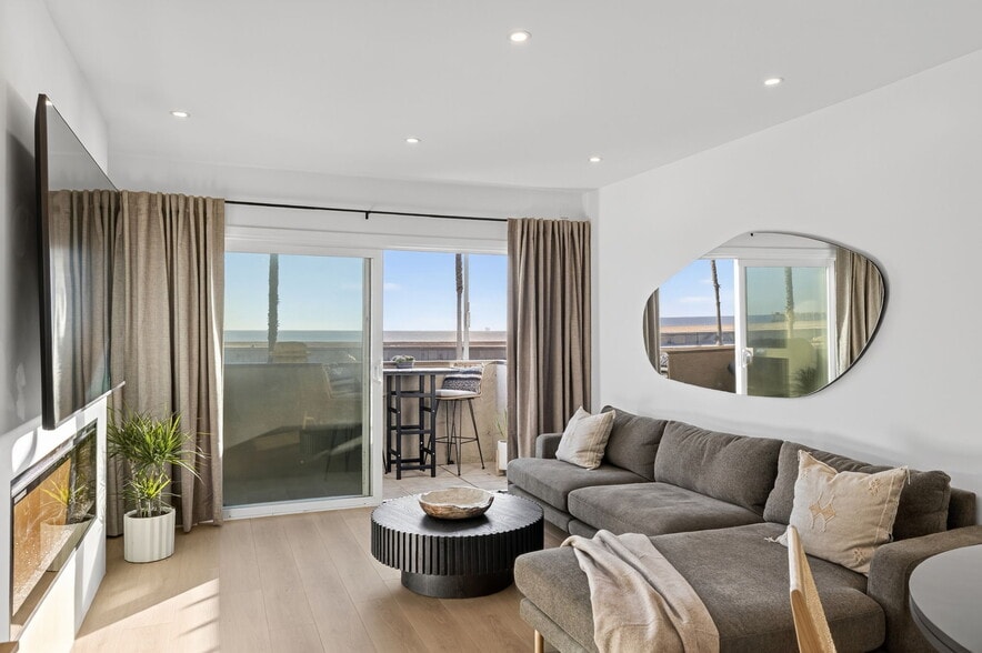 Building Photo - 218 E Surfside Dr