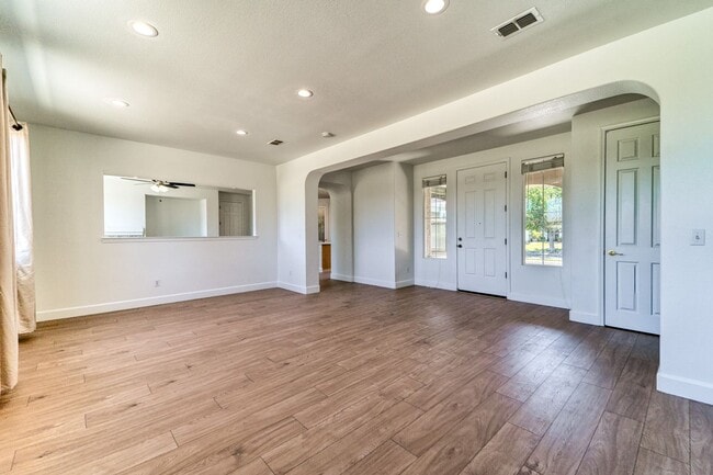 Building Photo - Stunning 4-Bedroom Home with Spacious Yard