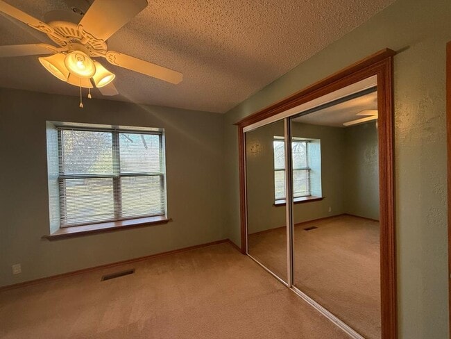 Building Photo - 1940 Ives Way Ln