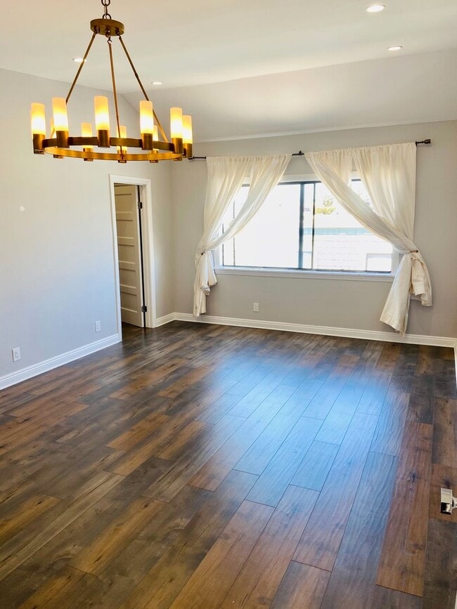 Building Photo - Gorgeous Venice Townhouse w/Upgrades Galore close to Beach+Canals w/Laundry+Garage+Pool