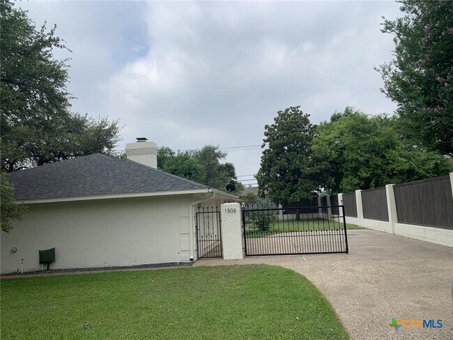 Building Photo - 1508 S Ridge Rd