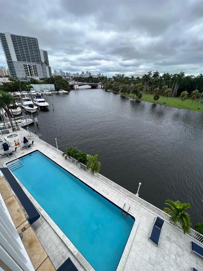 Building Photo - 1720 NW N River Dr