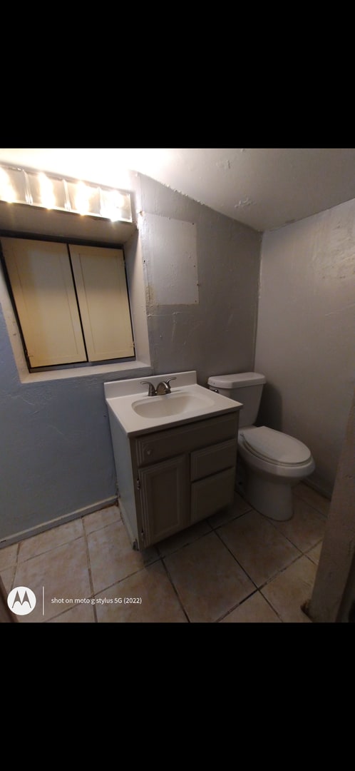 Building Photo - 1bedroom efficiency 1bathroom shared parking