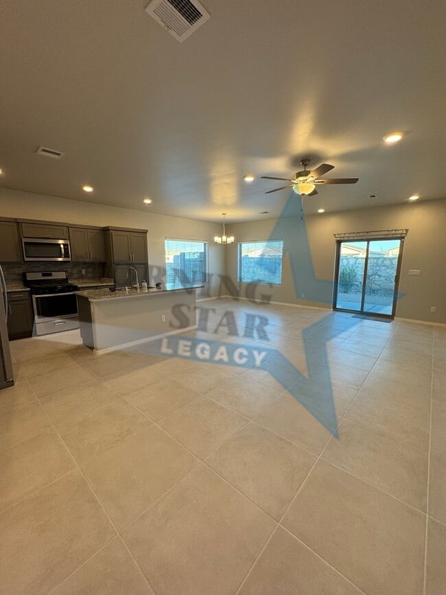 Building Photo - Newer home in desirable Metro area!