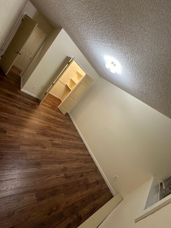 Building Photo - Charming 2 Bed / 1 Bath Apartment in a Prime Location!