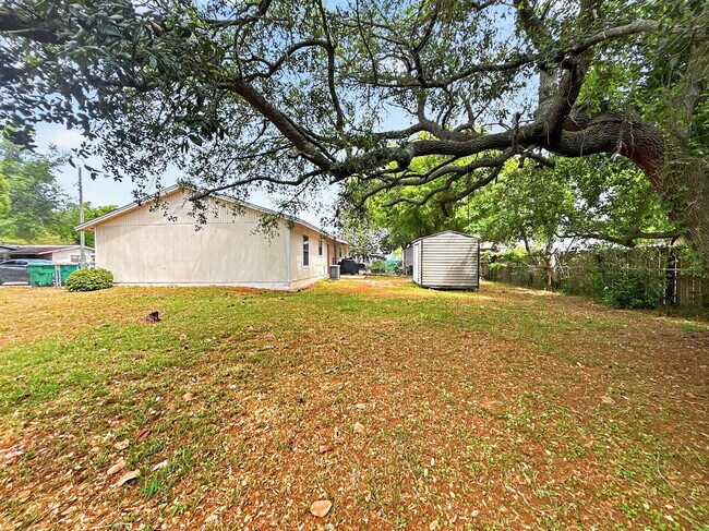 Building Photo - "Charming 2-Bedroom Retreat  in Mary Esther, FL!"