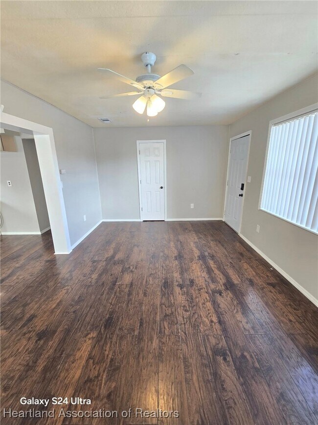 Building Photo - 106 Lake Rachard Dr