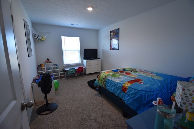 Building Photo - Five Bedroom Home in Greenfield for Rent