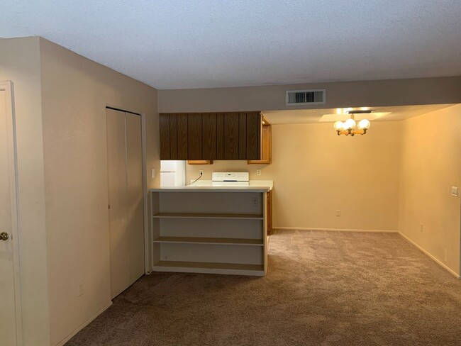 Building Photo - Lovely one bedroom condo in excellent loca...